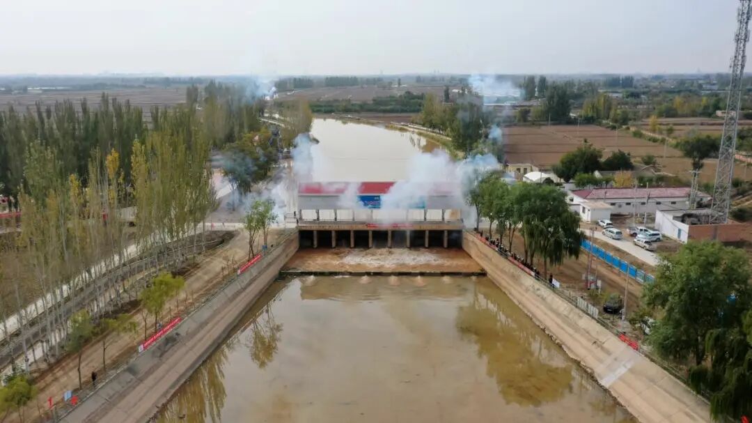 惜時如金搶工期 確保冬灌助豐收——由寧工局公司參建的寧夏青銅峽灌區(qū)現(xiàn)代化改造工程第二批建設(shè)項目惠農(nóng)渠改造工程順利通水